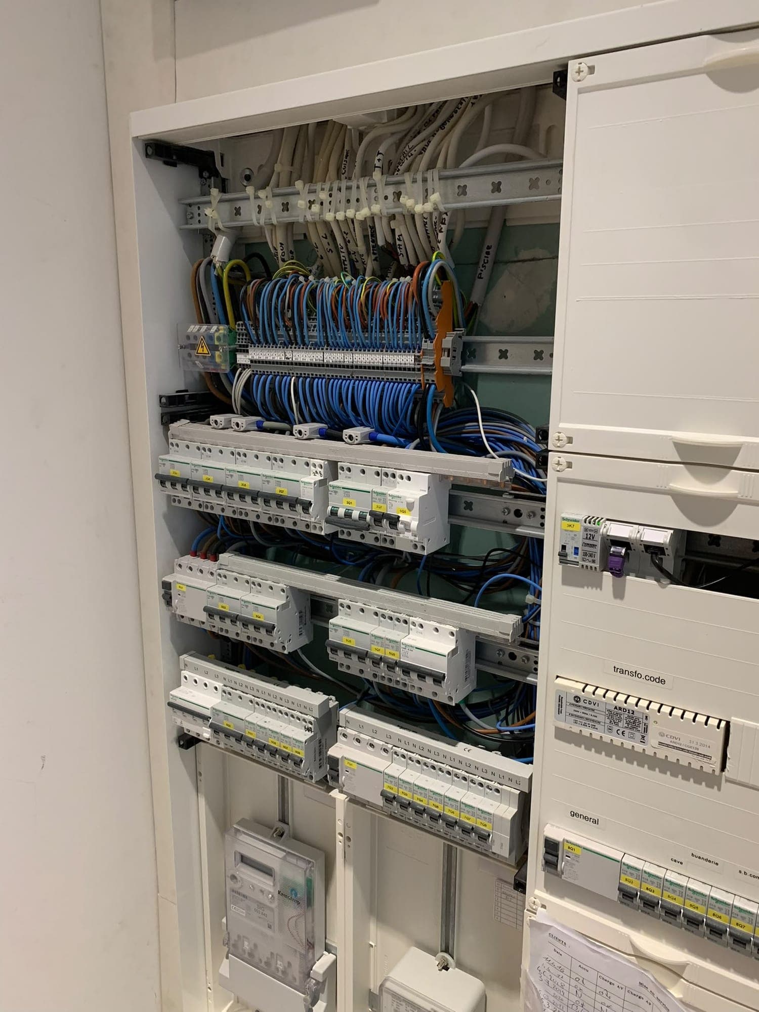 Tableau électrique réalisé par LattiElec : disjoncteurs, borniers et câblage repéré